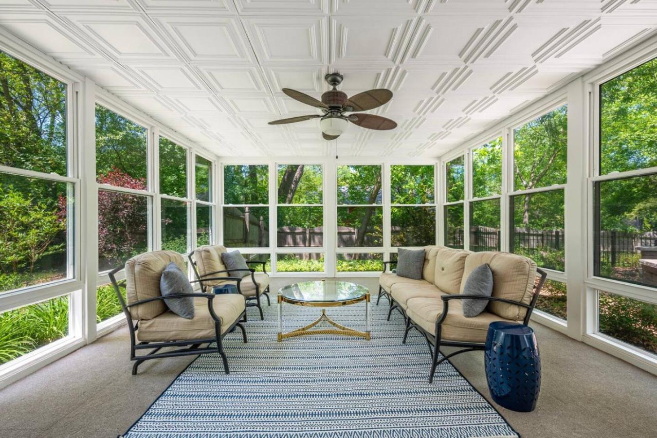Spacious, Luxury Renovated Home With 4 Kings, Firepit Glen Ellyn Экстерьер фото