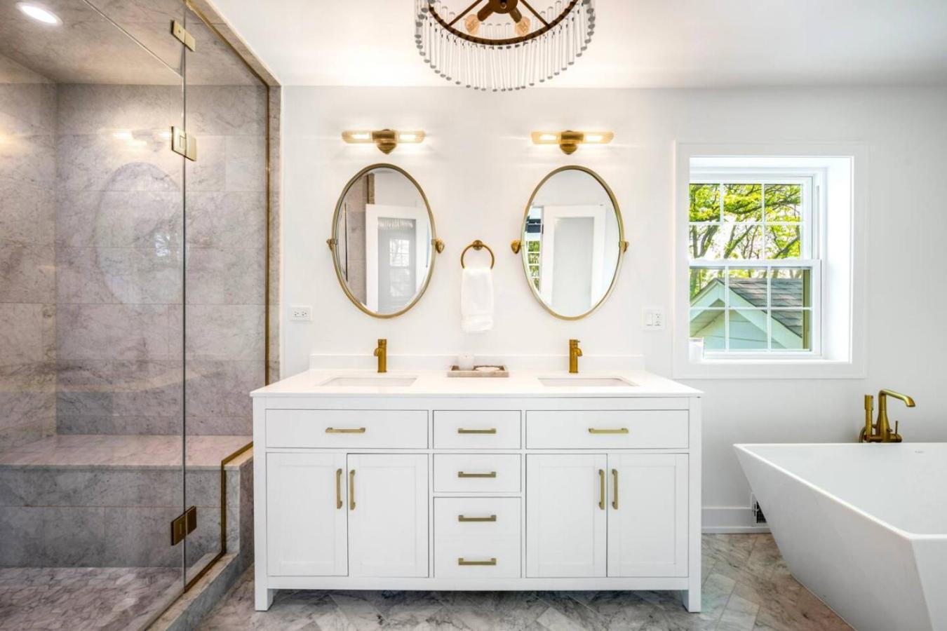 Spacious, Luxury Renovated Home With 4 Kings, Firepit Glen Ellyn Экстерьер фото